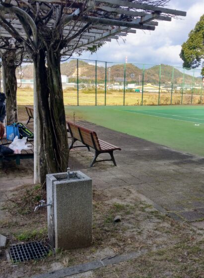 岐阜県百年公園テニスコートベンチの画像